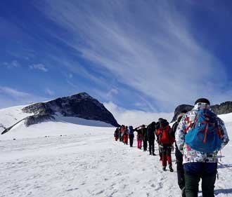 Studentene på Bibelskolen i Trondheim går over en isbre
